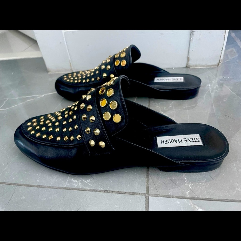 Slippers with studs